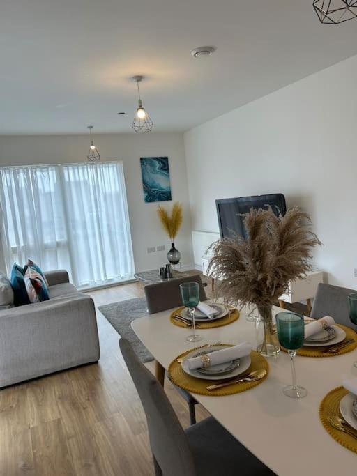 Contemporary Urban Retreat, 2-Bedroom Haven By London City Airport Exterior photo