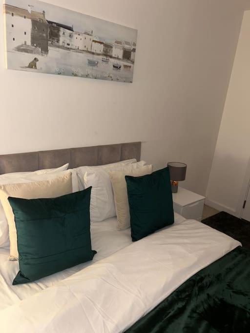 Contemporary Urban Retreat, 2-Bedroom Haven By London City Airport Exterior photo