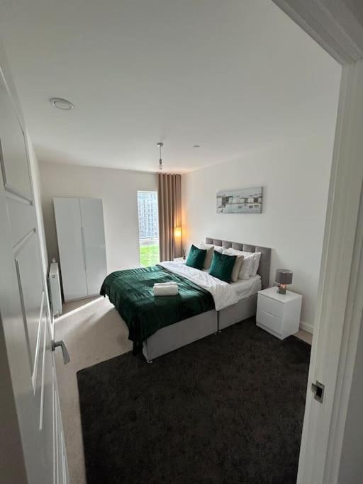 Contemporary Urban Retreat, 2-Bedroom Haven By London City Airport Exterior photo