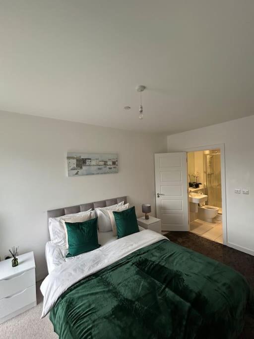 Contemporary Urban Retreat, 2-Bedroom Haven By London City Airport Exterior photo