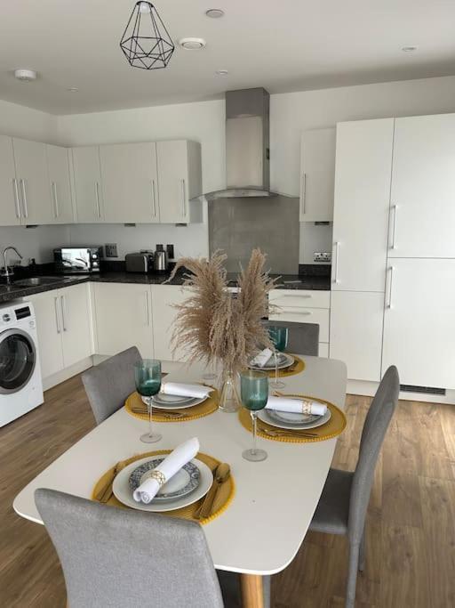 Contemporary Urban Retreat, 2-Bedroom Haven By London City Airport Exterior photo